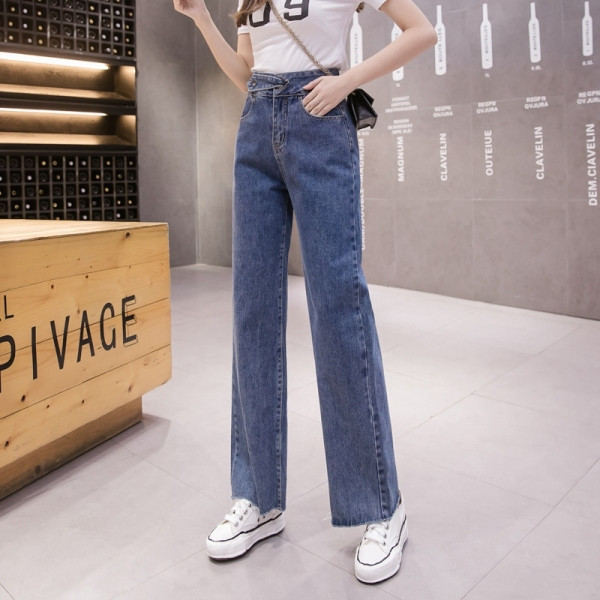 Modernūs moteriški džinsai aukštu juosmeniu ir mėlynos spalvos kišenėmis