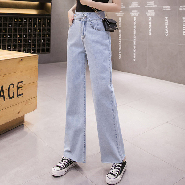 Modernūs moteriški džinsai aukštu juosmeniu ir mėlynos spalvos kišenėmis