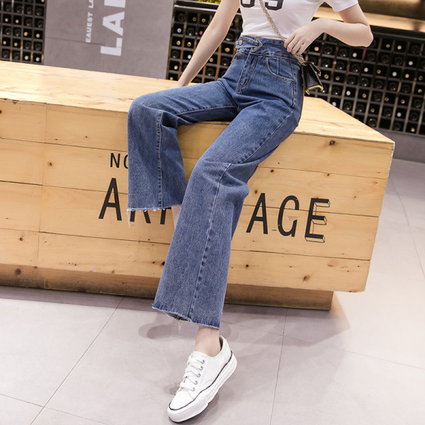 Modernūs moteriški džinsai aukštu juosmeniu ir mėlynos spalvos kišenėmis