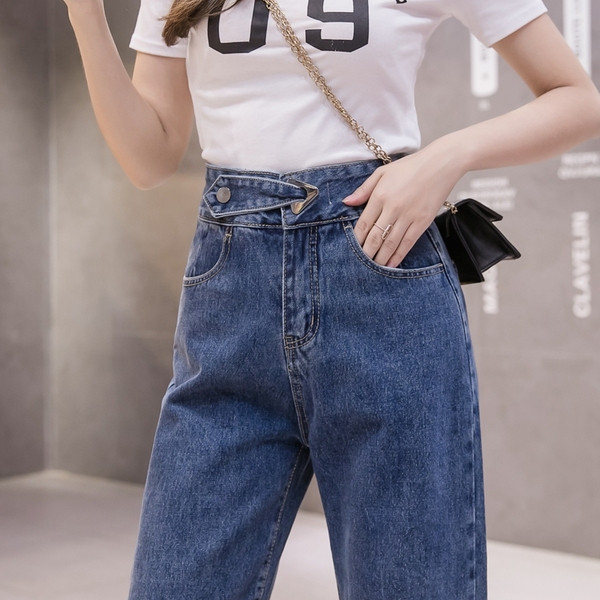 Modernūs moteriški džinsai aukštu juosmeniu ir mėlynos spalvos kišenėmis