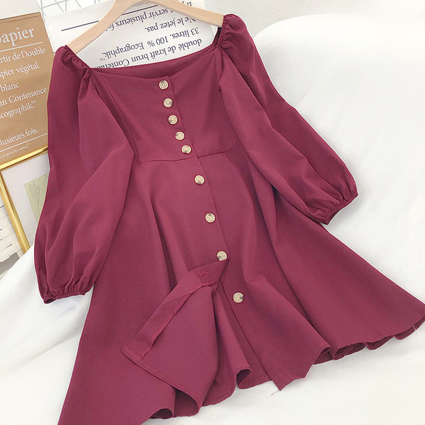 Tavaszi női ruha gombokkal