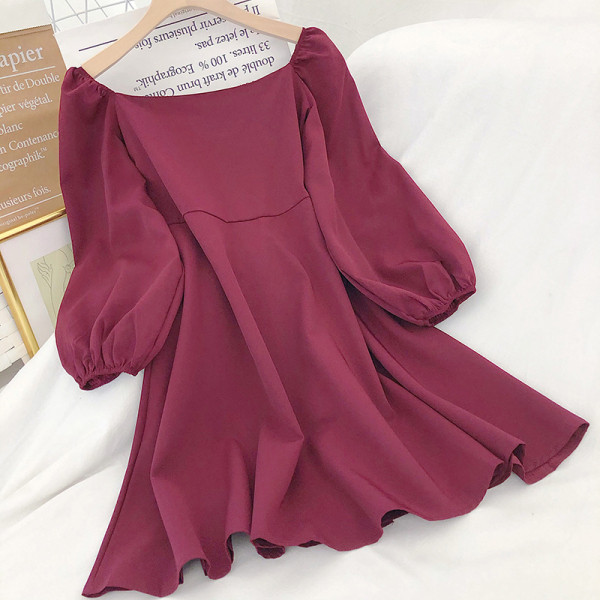 Tavaszi női ruha gombokkal