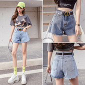 Sieviešu šorti ar jostiņu un saplēstiem motīviem