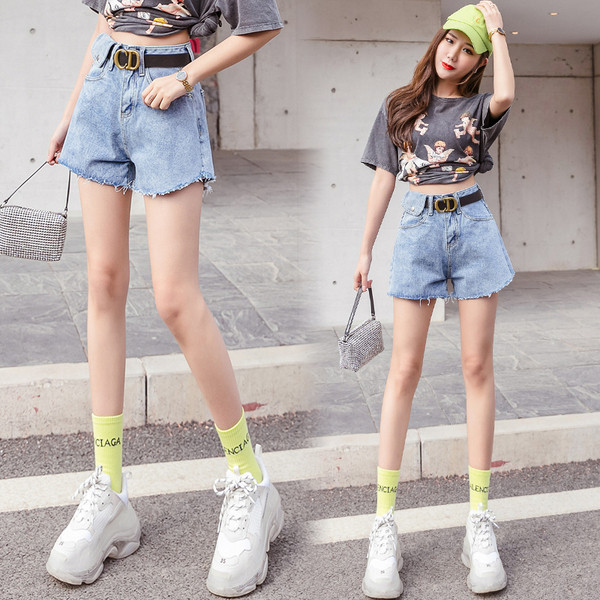 Sieviešu šorti ar jostiņu un saplēstiem motīviem