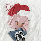 Tavaszi női póló rövid ujjal, ovális nyakkivágással és rátéttel