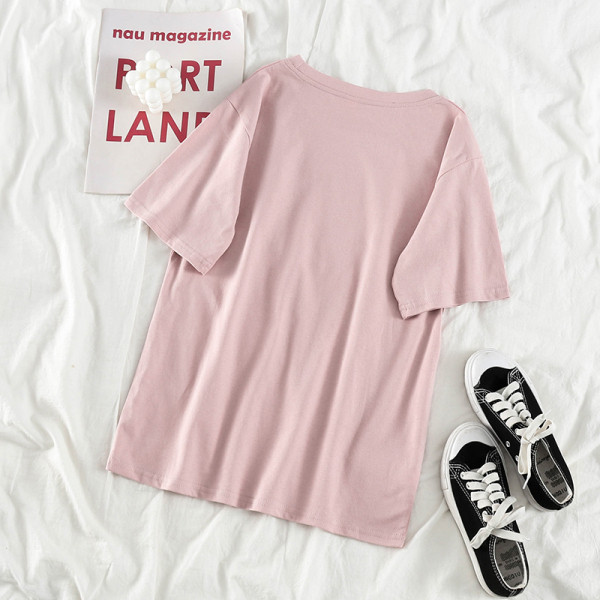 Tavaszi női póló rövid ujjal, ovális nyakkivágással és rátéttel