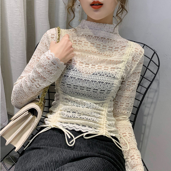 Női csipkeblúz nyakkendővel és magas gallérral