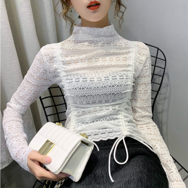 Női csipkeblúz nyakkendővel és magas gallérral