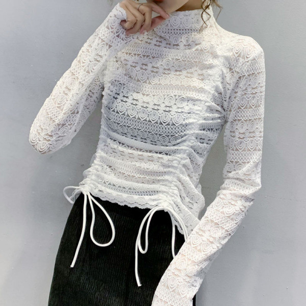 Női csipkeblúz nyakkendővel és magas gallérral