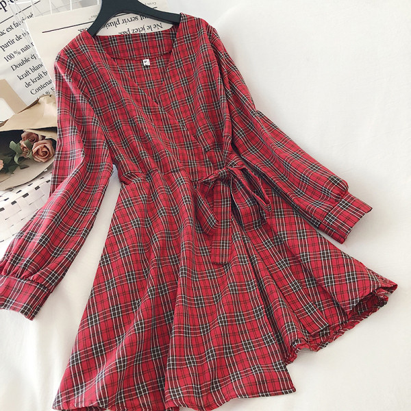 Moteriška languota suknelė su špicine iškirpte ir kaspinu