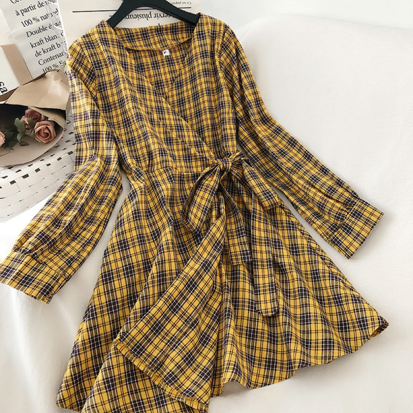 Moteriška languota suknelė su špicine iškirpte ir kaspinu