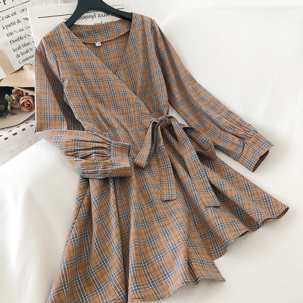 Moteriška languota suknelė su špicine iškirpte ir kaspinu