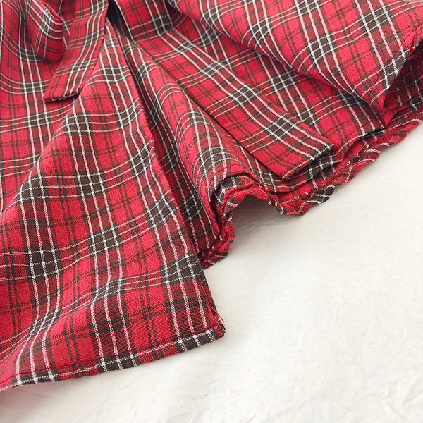 Moteriška languota suknelė su špicine iškirpte ir kaspinu