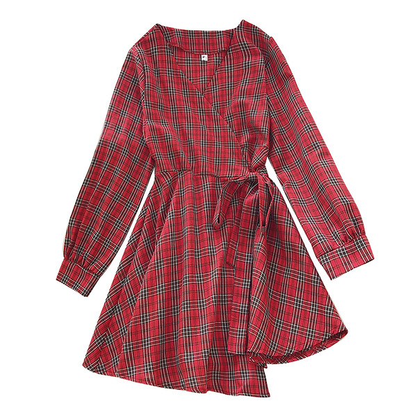 Moteriška languota suknelė su špicine iškirpte ir kaspinu