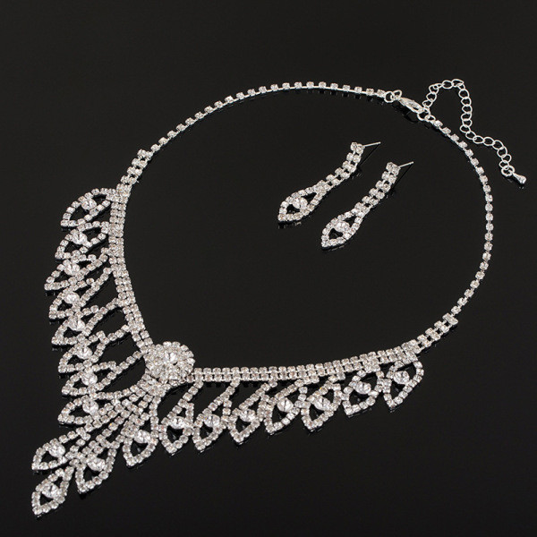Elegantne naiste kaelakee ja kõrvarõngaste komplekt