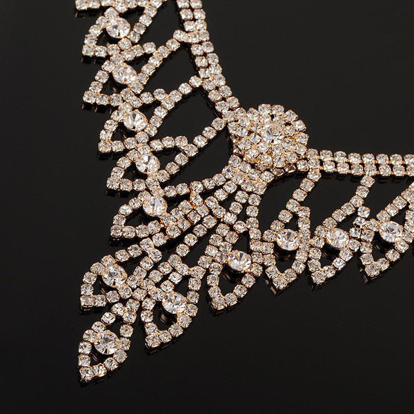 Elegantne naiste kaelakee ja kõrvarõngaste komplekt