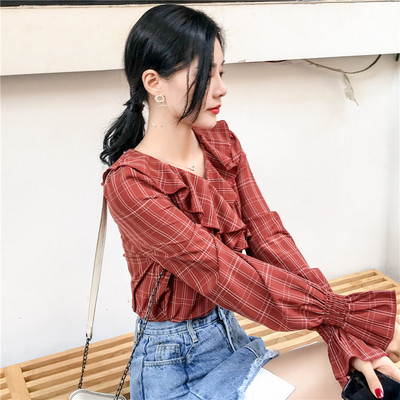 Šiuolaikinė moteriška languota palaidinė ilgomis rankovėmis ir špico iškirpte