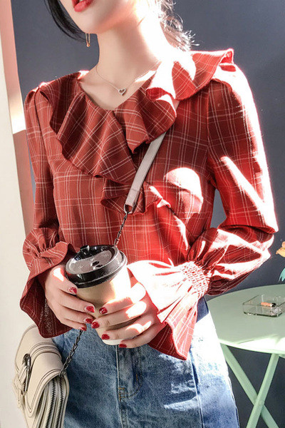 Šiuolaikinė moteriška languota palaidinė ilgomis rankovėmis ir špico iškirpte