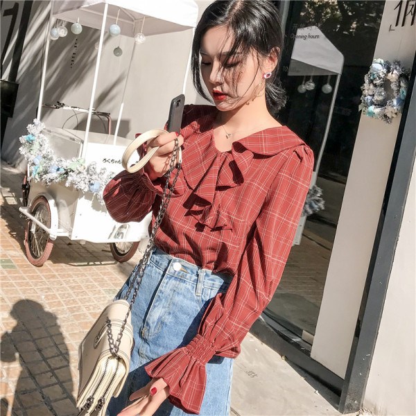 Šiuolaikinė moteriška languota palaidinė ilgomis rankovėmis ir špico iškirpte