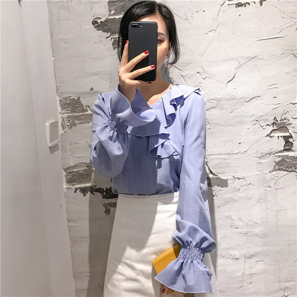 Šiuolaikinė moteriška languota palaidinė ilgomis rankovėmis ir špico iškirpte