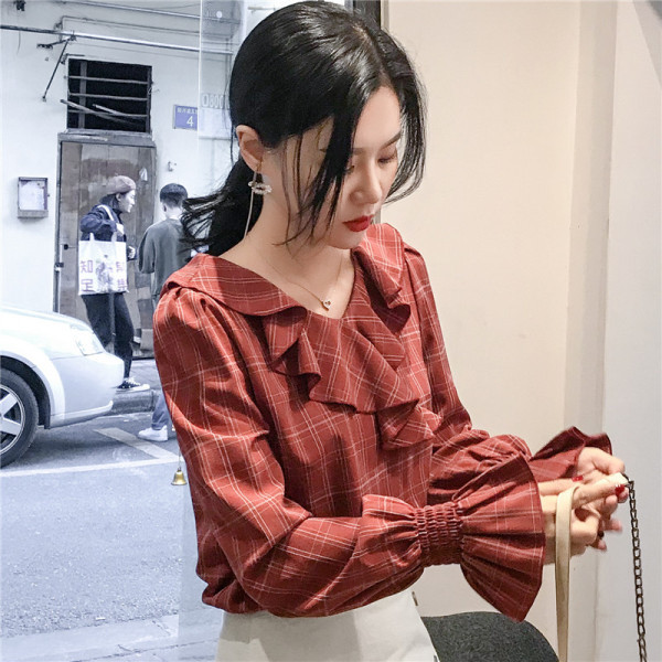 Šiuolaikinė moteriška languota palaidinė ilgomis rankovėmis ir špico iškirpte