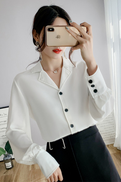 Stílusos női ing fehér és fekete színben, spitz nyakkivágással