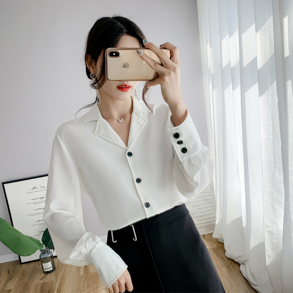 Stílusos női ing fehér és fekete színben, spitz nyakkivágással