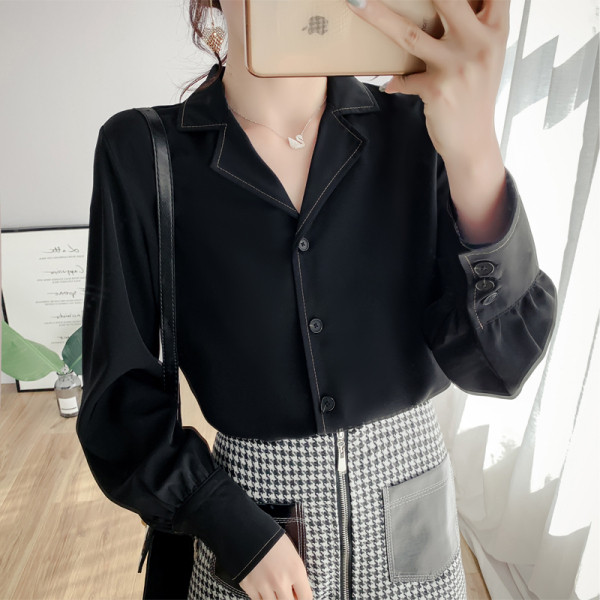 Stílusos női ing fehér és fekete színben, spitz nyakkivágással