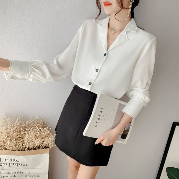 Stílusos női ing fehér és fekete színben, spitz nyakkivágással