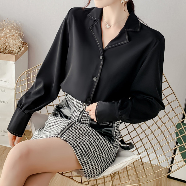 Stílusos női ing fehér és fekete színben, spitz nyakkivágással