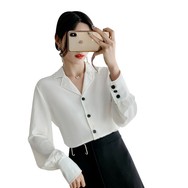 Stílusos női ing fehér és fekete színben, spitz nyakkivágással