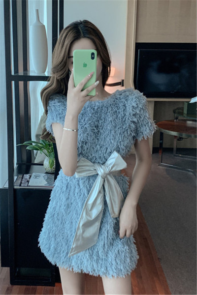 Sieviešu dūnu kleita ar īsām piedurknēm un lenti