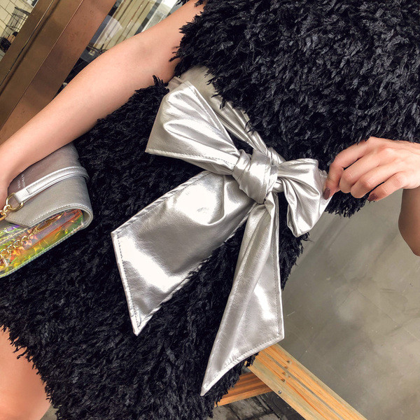 Sieviešu dūnu kleita ar īsām piedurknēm un lenti