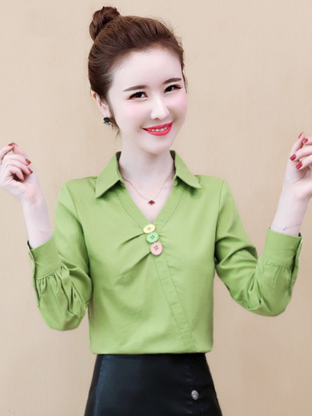 Sieviešu ikdienas blūze ar pogām un klasisku apkakli