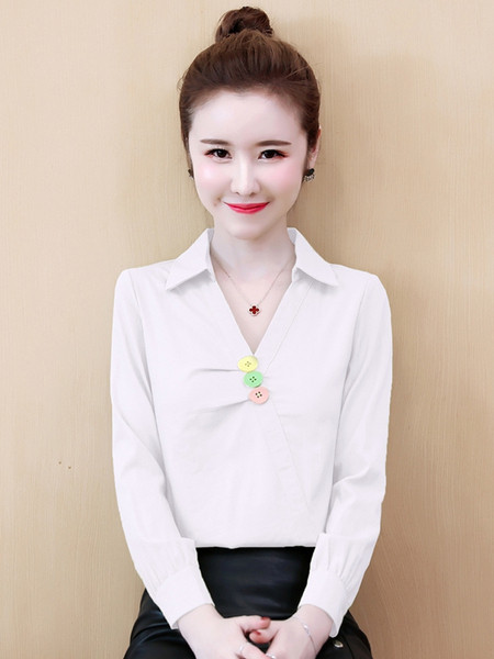 Sieviešu ikdienas blūze ar pogām un klasisku apkakli