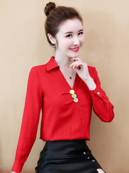 Sieviešu ikdienas blūze ar pogām un klasisku apkakli