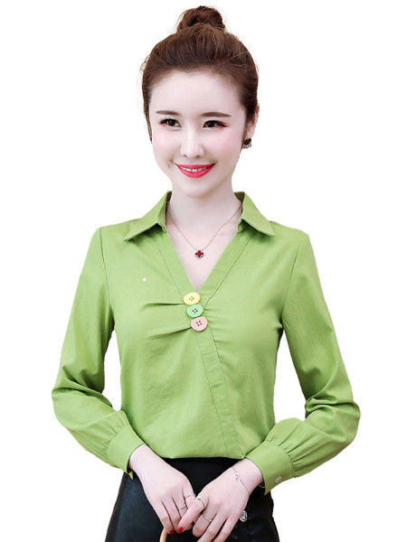 Sieviešu ikdienas blūze ar pogām un klasisku apkakli