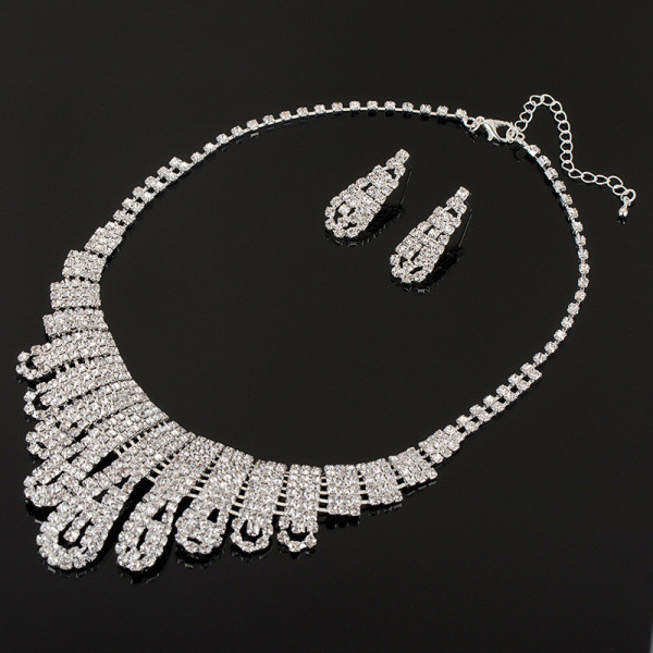 Elegáns női ezüst fülbevaló és nyaklánc szett