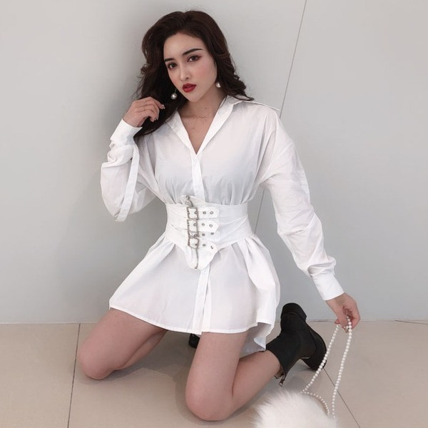 Fekete aszimmetrikus női ruha cipzárral és csatokkal