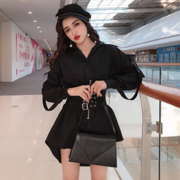 Fekete aszimmetrikus női ruha cipzárral és csatokkal