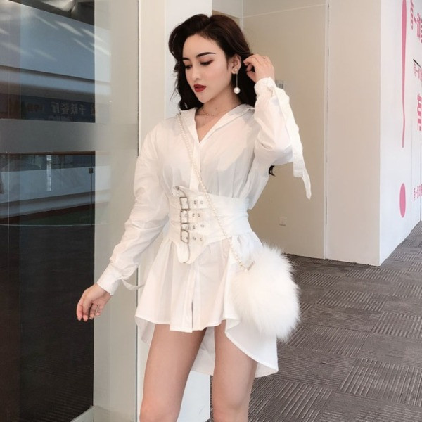 Fekete aszimmetrikus női ruha cipzárral és csatokkal