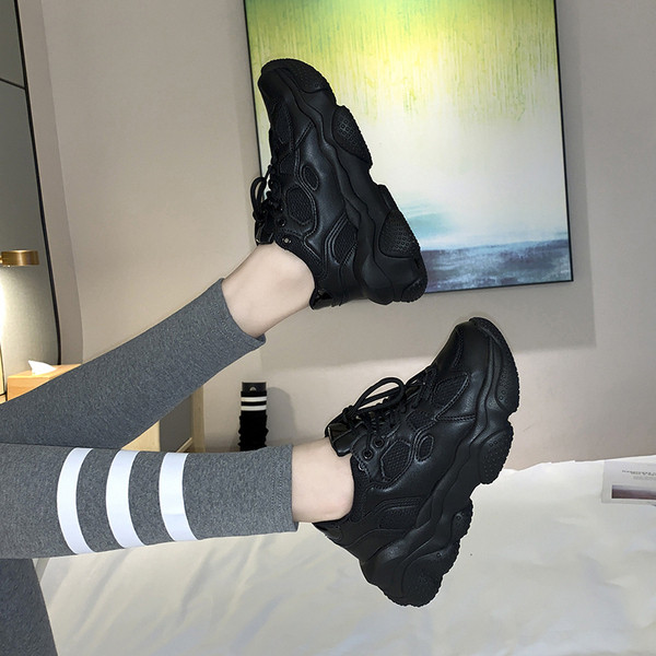 Sieviešu kedas ar raupju zoli - izgatavotas no eko ādas melnā krāsā