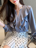 Stilingi moteriški marškiniai su V formos iškirpte ir sagomis