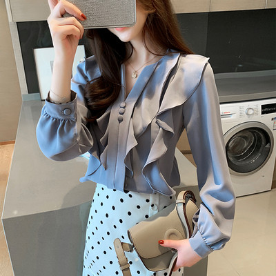 Stilingi moteriški marškiniai su V formos iškirpte ir sagomis