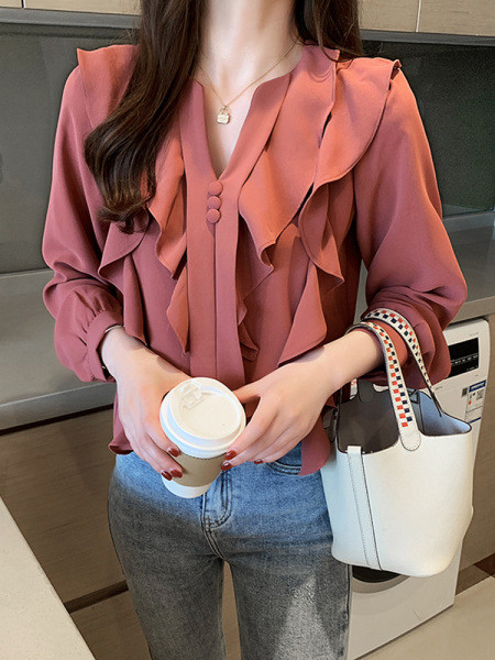 Stilingi moteriški marškiniai su V formos iškirpte ir sagomis