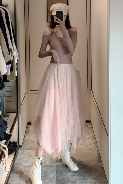 Rochie modernă de damă cu mâneci tăiate și fund din tul