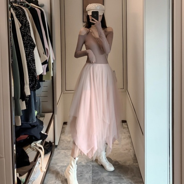 Rochie modernă de damă cu mâneci tăiate și fund din tul