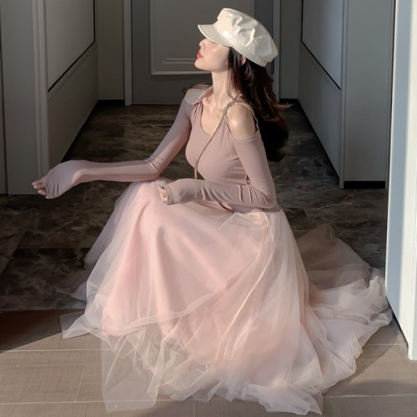 Rochie modernă de damă cu mâneci tăiate și fund din tul