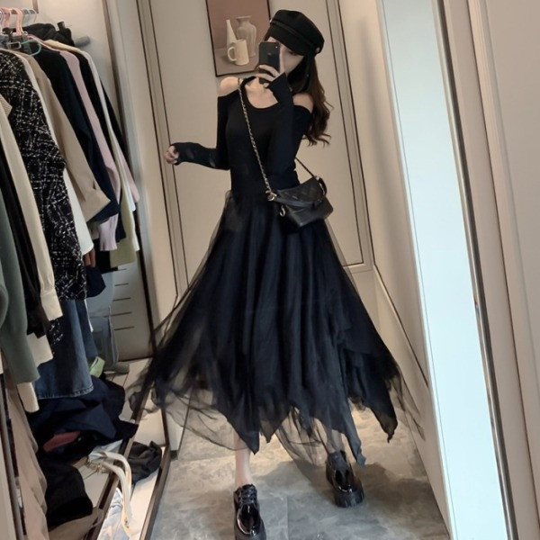 Rochie modernă de damă cu mâneci tăiate și fund din tul