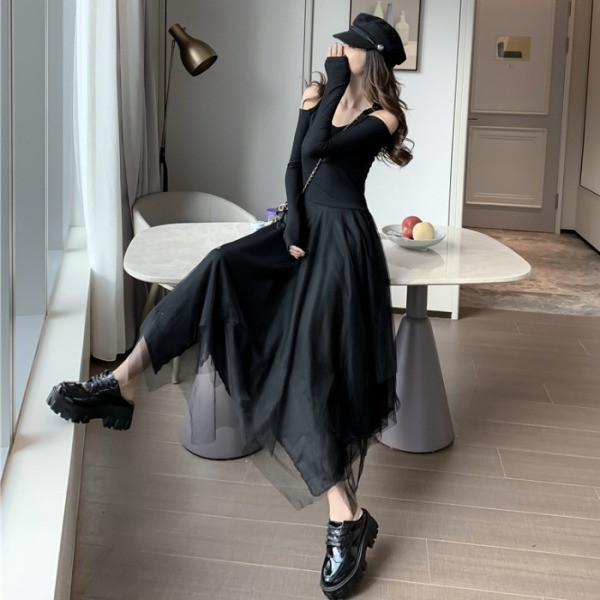 Rochie modernă de damă cu mâneci tăiate și fund din tul